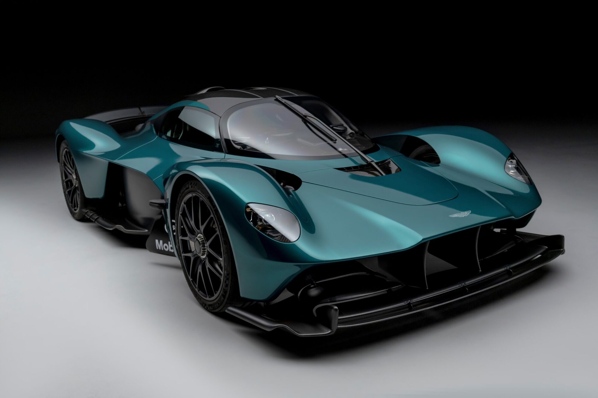 Oficial: ¡Aston Martin, a Le Mans con el hypercar Valkyrie! (Fotos)