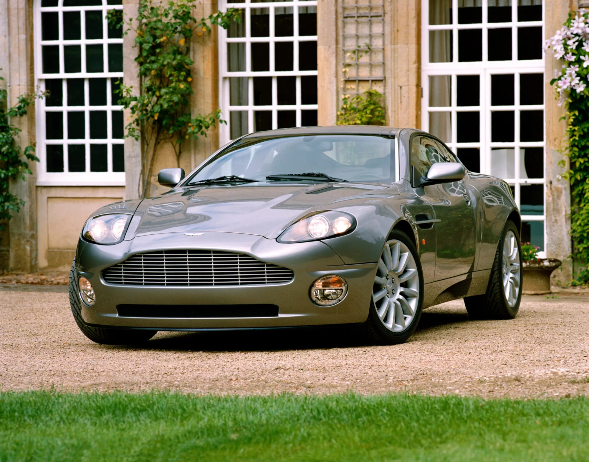 V12 VANQUISH – Aston Martin | Pressroom