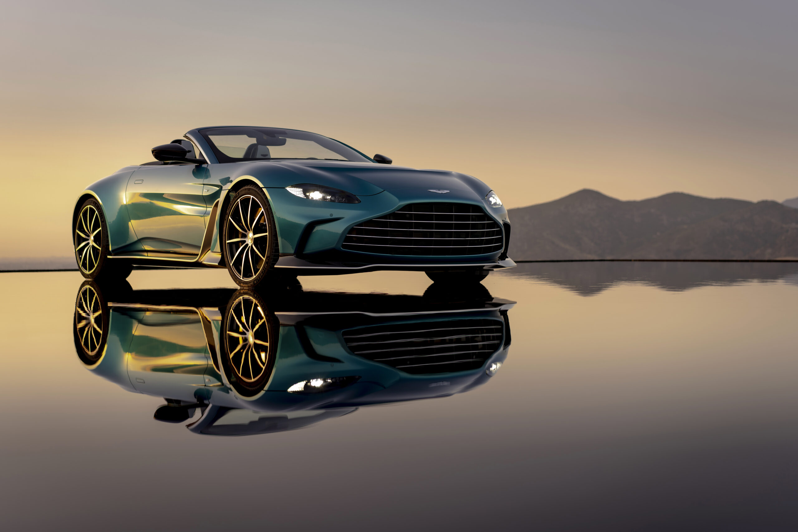 Aston Martin presenta el nuevo V12 Vantage Roadster: La expresión